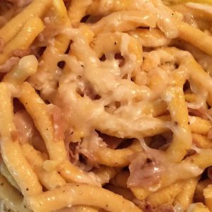 Strozzapreti con cicoria, guanciale e pecorino